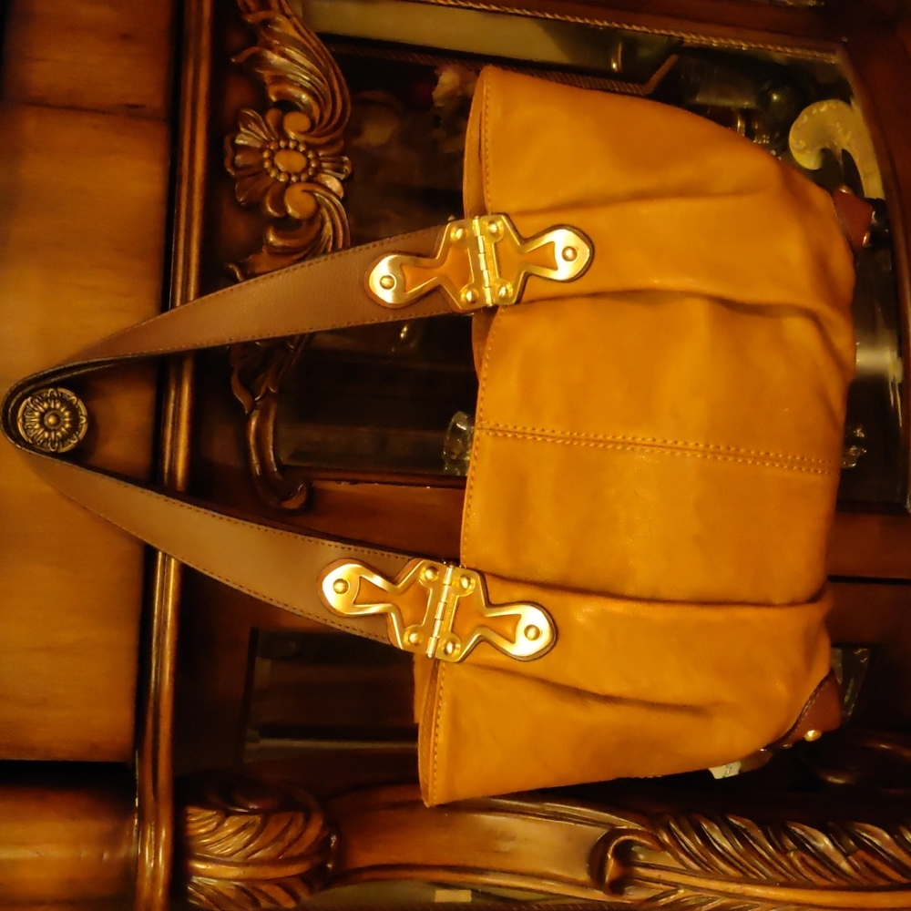Machael Kors handbags. Good condition. Beige with dark brown and gold details. - Picture 1 of 6